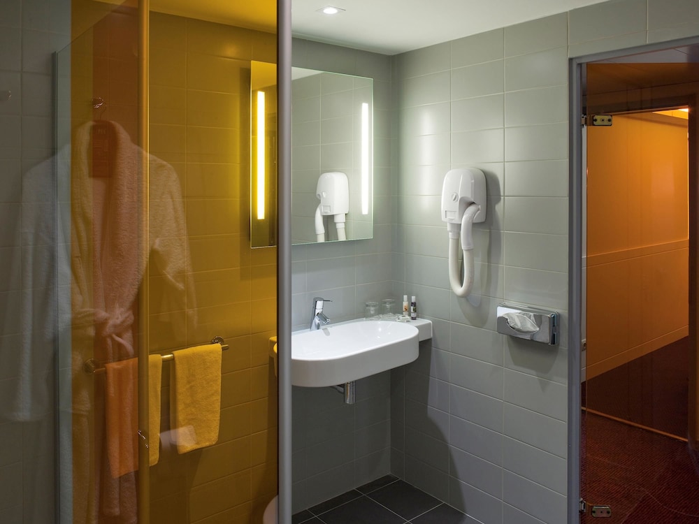 Habitación Clásica con 1 cama doble del hotel Mercure Paris La Defense Grande Arche. Foto 6