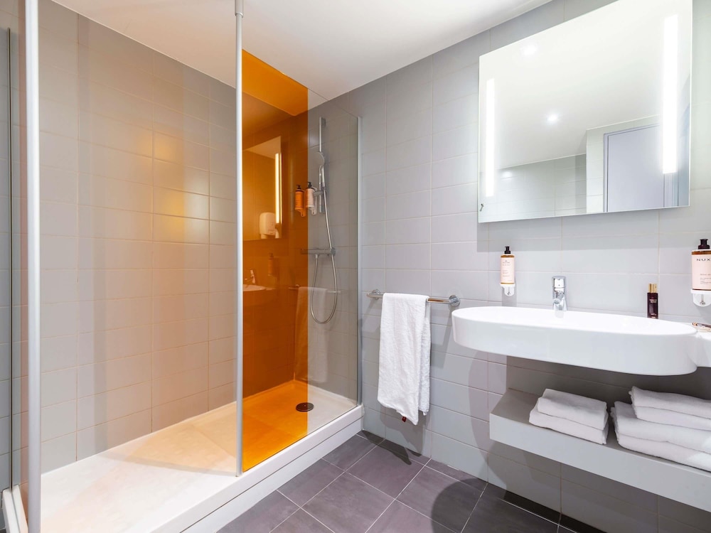 Habitación Clásica con 1 cama doble del hotel Mercure Paris La Defense Grande Arche. Foto 9