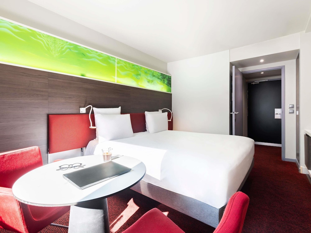 Habitación Clásica con 1 cama doble y 1 cama individual del hotel Mercure Paris La Defense Grande Arche. Foto 4