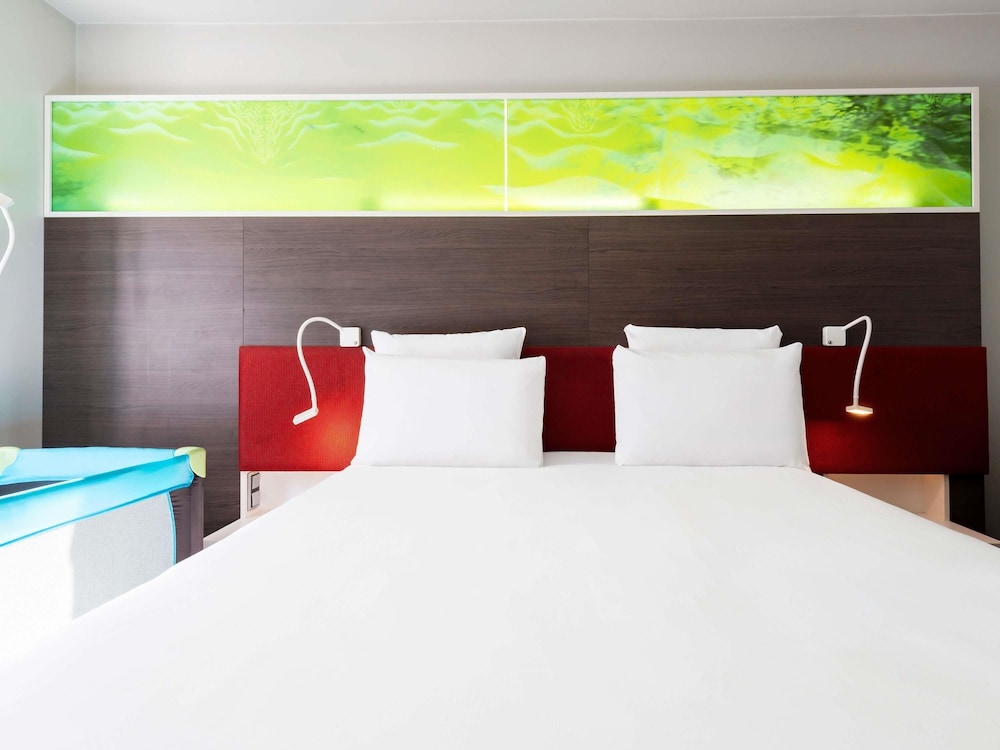 Habitación Clásica con 1 cama doble y 1 cama individual del hotel Mercure Paris La Defense Grande Arche. Foto 6