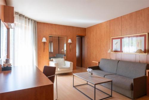 Suite con cama grande del hotel Best Western Ronceray Opera