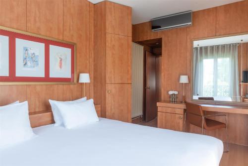 Suite con cama grande del hotel Best Western Ronceray Opera. Foto 1