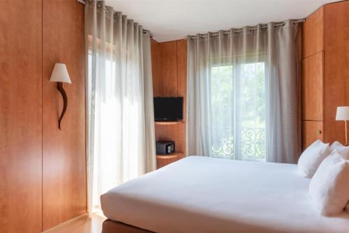 Suite con cama grande del hotel Best Western Ronceray Opera. Foto 2