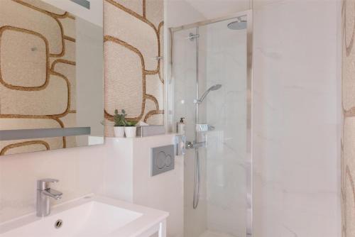 Suite con cama grande del hotel Best Western Ronceray Opera. Foto 3