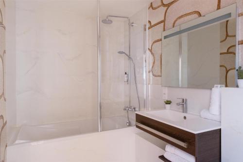 Suite con cama grande del hotel Best Western Ronceray Opera. Foto 4