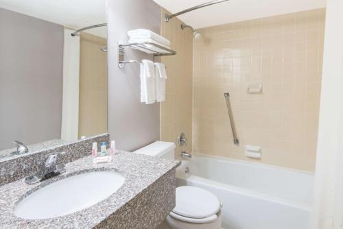 Habitación Doble con 2 camas dobles - No fumadores del hotel Super 8 by Wyndham Hamburg. Foto 5