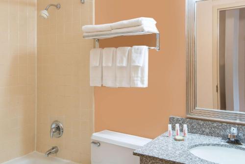 Habitación Doble con 2 camas dobles - No fumadores del hotel Super 8 by Wyndham Hamburg. Foto 6