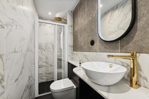 Habitación doble en la planta baja con acceso al PMR del hotel Mondial. Foto 2