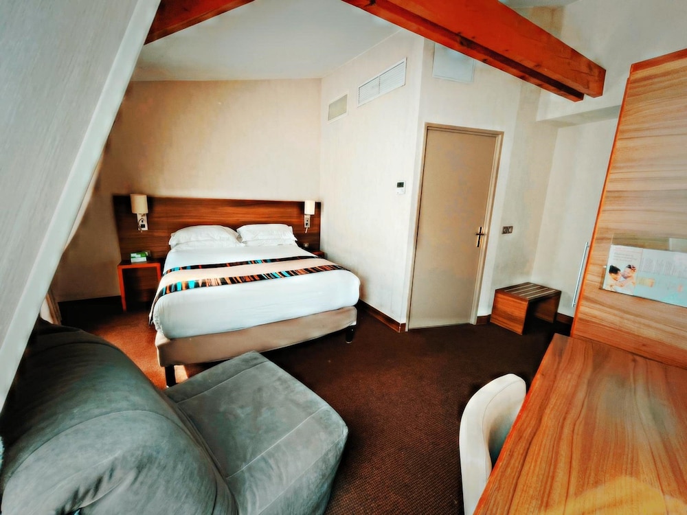 Suite, varias camas del hotel Holiday Inn Paris Montmartre