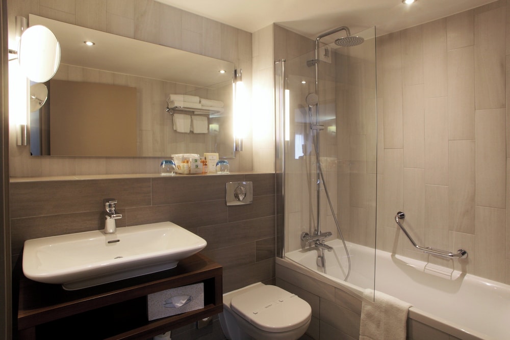 Suite, varias camas del hotel Holiday Inn Paris Montmartre. Foto 1