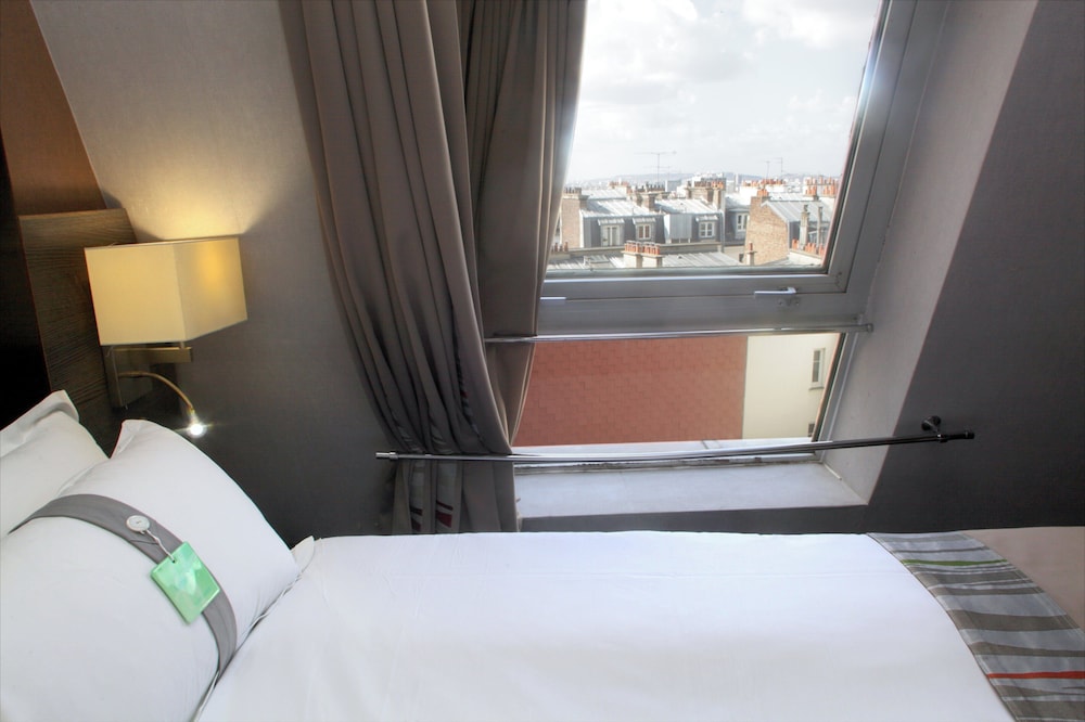 Habitación Premium, 1 cama de matrimonio grande del hotel Holiday Inn Paris Montmartre. Foto 2