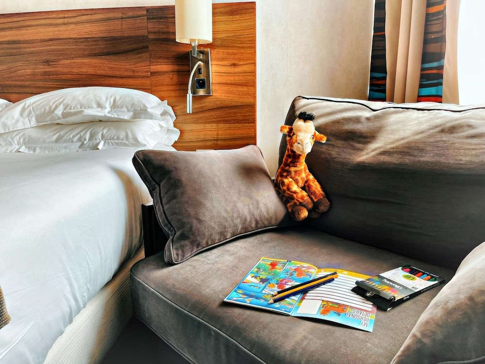 Habitación estándar, 1 cama de matrimonio grande del hotel Holiday Inn Paris Montmartre. Foto 1