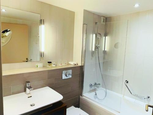 Habitación Estándar del hotel Holiday Inn Paris Montmartre. Foto 1