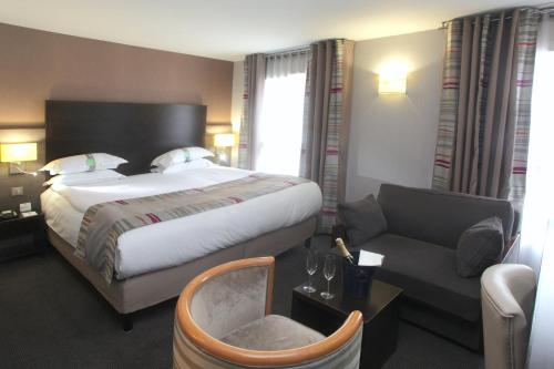 Habitación Premium con cama extragrande del hotel Holiday Inn Paris Montmartre. Foto 7