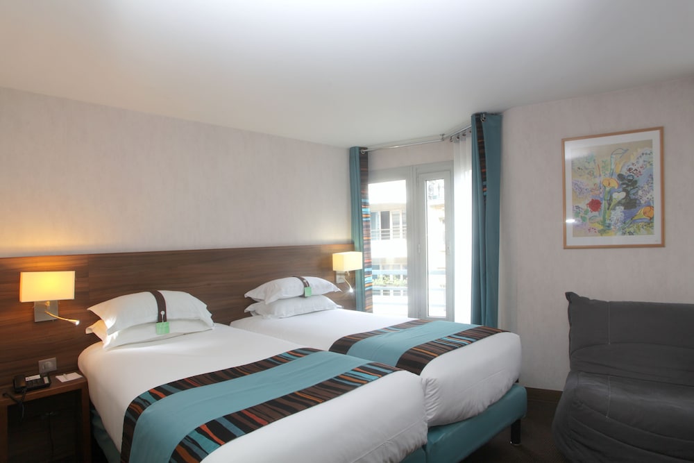 Suite, varias camas del hotel Holiday Inn Paris Montmartre. Foto 5