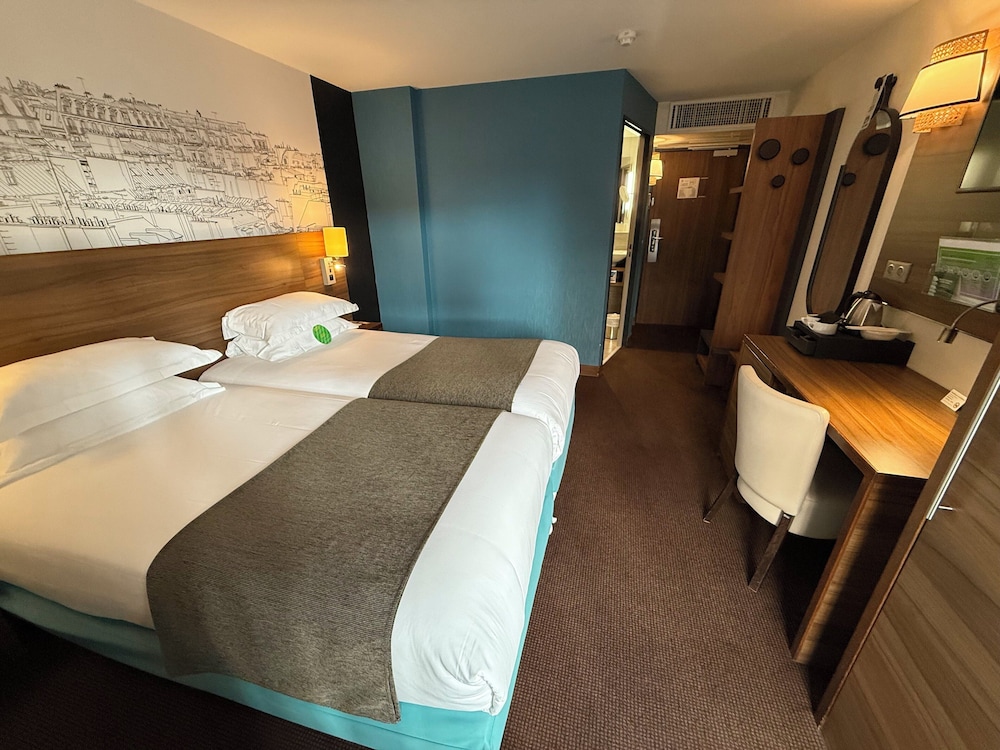 Habitación estándar, 2 camas individuales del hotel Holiday Inn Paris Montmartre. Foto 7