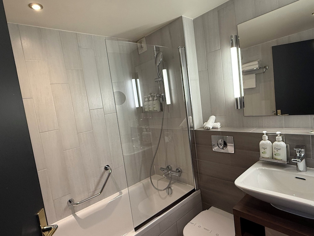 Habitación estándar, 2 camas individuales del hotel Holiday Inn Paris Montmartre. Foto 10