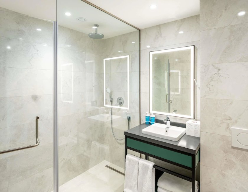 Habitación Ejecutiva con 1 Cama King del hotel Novotel Tbilisi Center. Foto 5