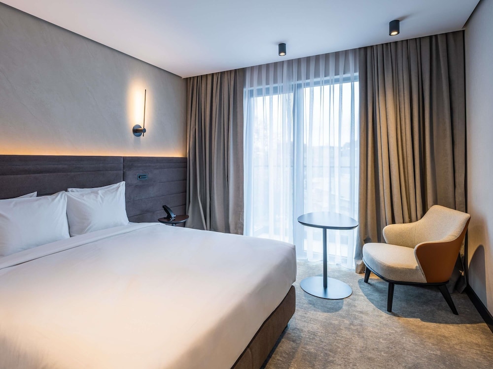 Habitación estándar con 1 cama king size del hotel Novotel Tbilisi Center