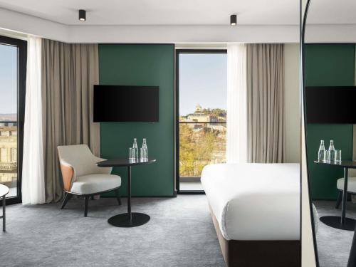 Habitación familiar con 1 cama king size del hotel Novotel Tbilisi Center. Foto 1