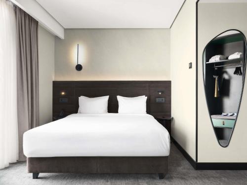 Habitación familiar con 1 cama king size del hotel Novotel Tbilisi Center. Foto 6