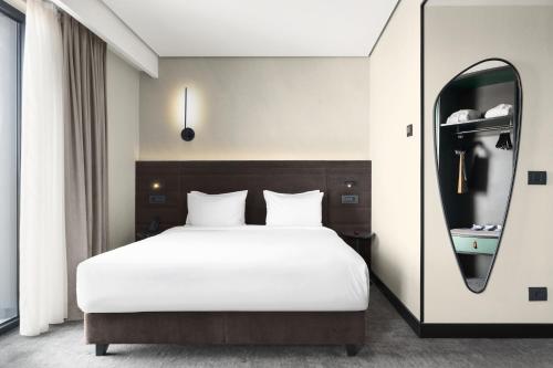 Habitación familiar con 1 cama king size del hotel Novotel Tbilisi Center. Foto 14