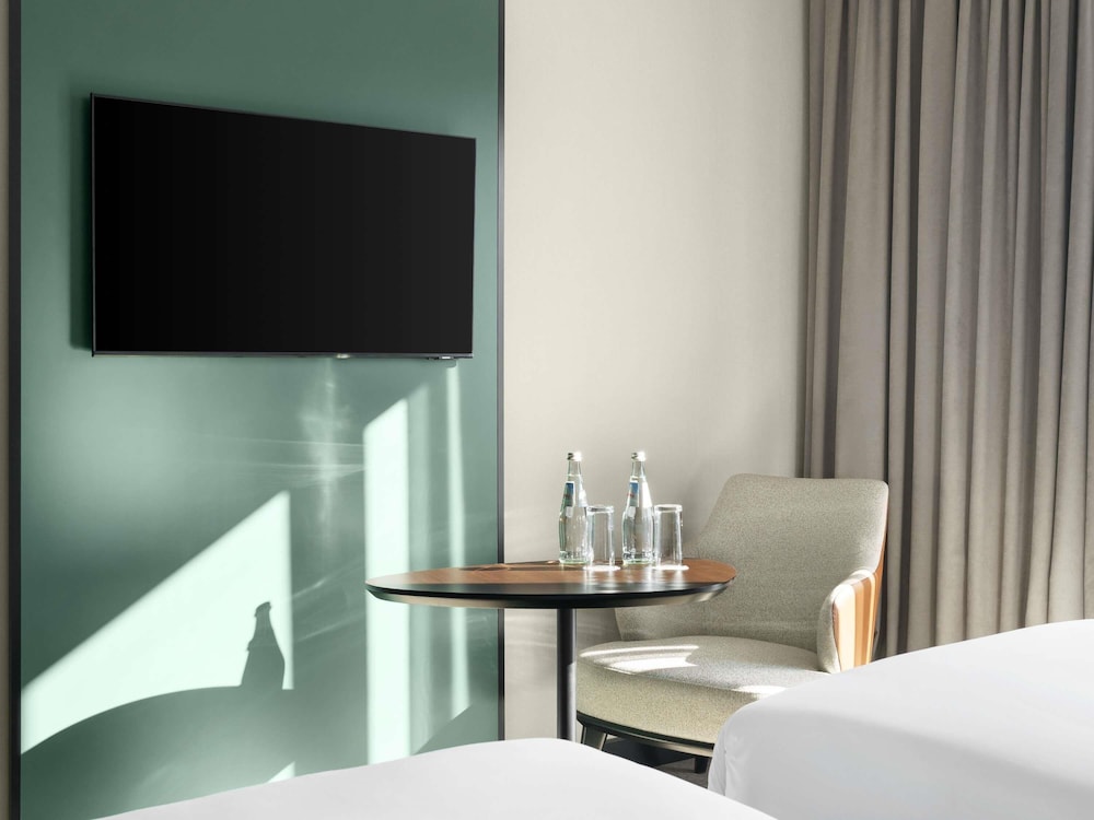 Habitación estándar con 2 camas individuales del hotel Novotel Tbilisi Center. Foto 4