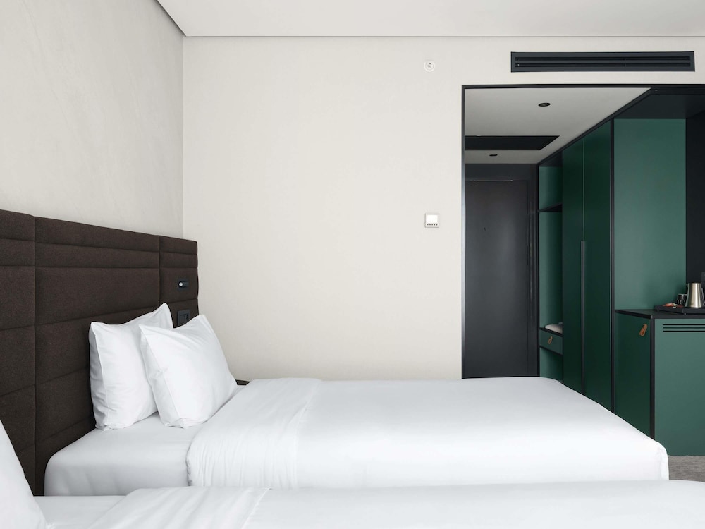 Habitación estándar con 2 camas individuales del hotel Novotel Tbilisi Center. Foto 5
