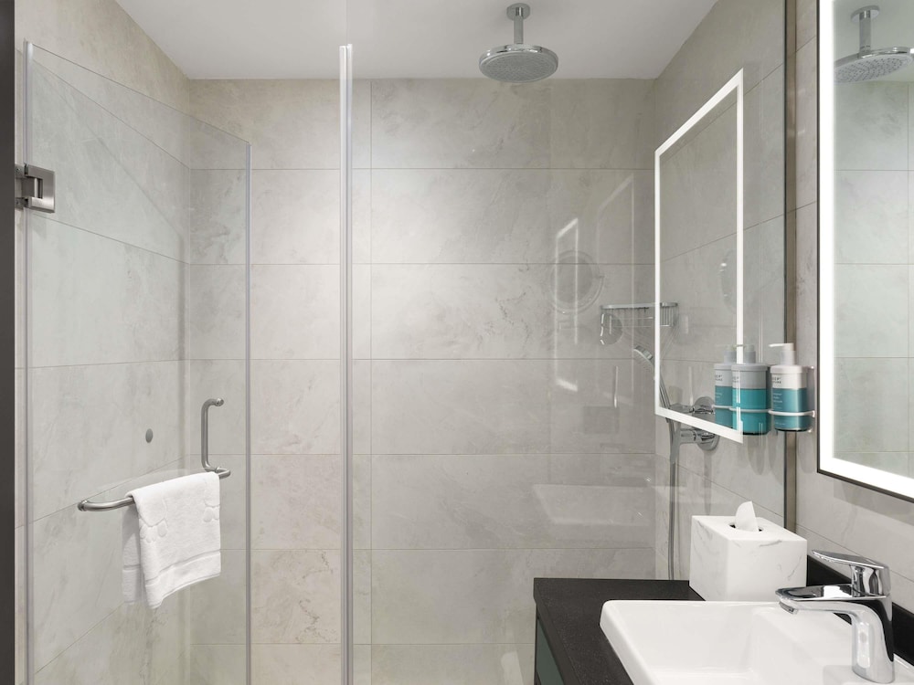 Habitación estándar con 2 camas individuales del hotel Novotel Tbilisi Center. Foto 7