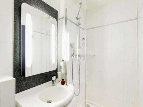 Habitación Doble Estándar del hotel IBIS PARIS GARE DU NORD TGV. Foto 1