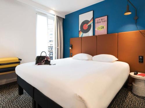 Habitación estándar con 1 cama doble y 1 cama individual del hotel IBIS PARIS GARE DU NORD TGV. Foto 1
