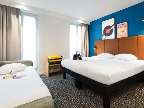 Habitación estándar con 1 cama doble y 1 cama individual del hotel IBIS PARIS GARE DU NORD TGV. Foto 2