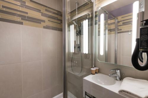Habitación Estándar con cama individual del hotel IBIS PARIS GARE DU NORD TGV. Foto 6