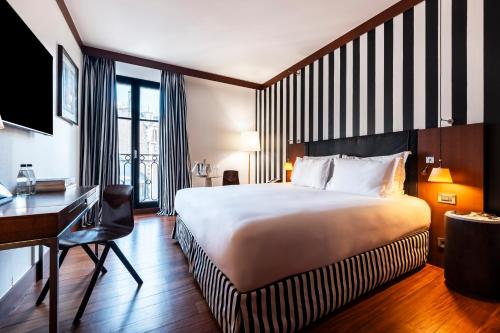 Habitación Doble Deluxe del hotel Grand Champs-Élysées. Foto 3