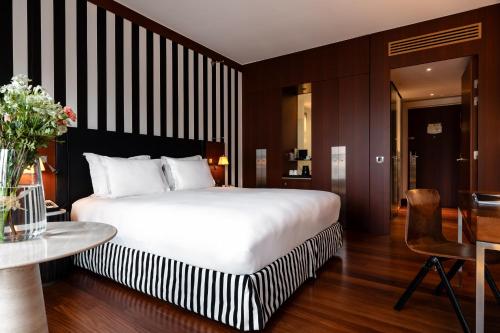 Habitación Doble Deluxe del hotel Grand Champs-Élysées. Foto 4