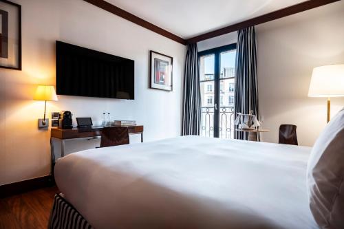 Habitación Doble Deluxe del hotel Grand Champs-Élysées. Foto 6