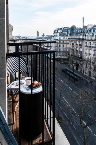 Chambre Prestige - Balcon Panoramique - Arc De Triomphe del hotel Grand Champs-Élysées. Foto 8