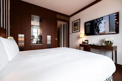 Chambre Prestige - Balcon - Arc De Triomphe del hotel Grand Champs-Élysées. Foto 9