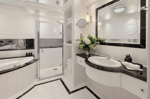 Suite de lujo - Salón acristalado del hotel 41. Foto 3