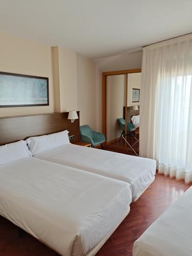 Habitación Triple Superior del hotel Palacio Congresos. Foto 6