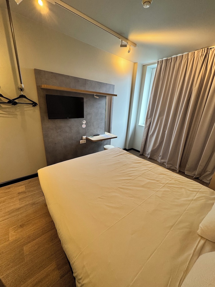 Habitación triple con 1 cama doble y 1 cama individual del hotel ibis budget Nancy Laxou. Foto 2