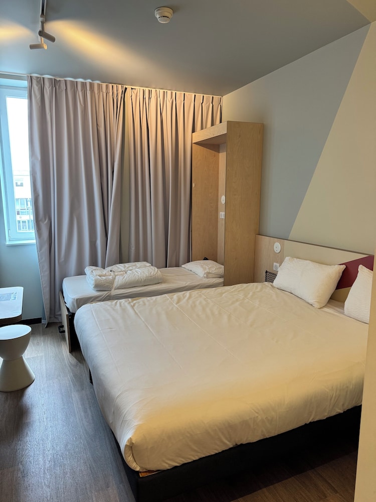 Habitación triple con 1 cama doble y 1 cama individual del hotel ibis budget Nancy Laxou. Foto 3