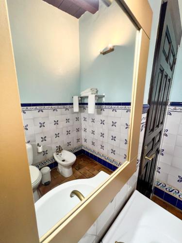 Habitación doble con baño privado del hotel Servilia. Foto 1