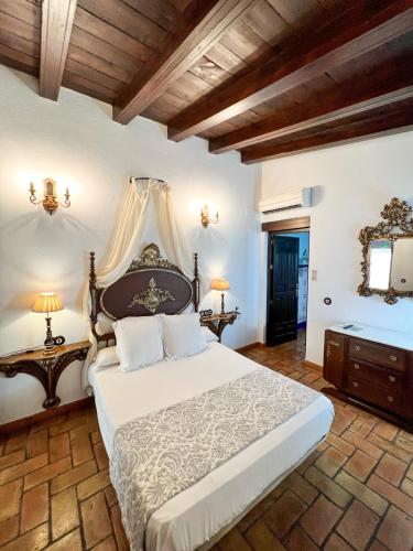 Habitación doble con baño privado del hotel Servilia. Foto 7