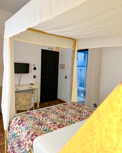 Habitación doble con baño privado del hotel Servilia. Foto 14