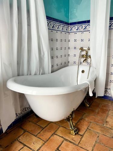 Habitación Doble Deluxe con bañera del hotel Servilia. Foto 14