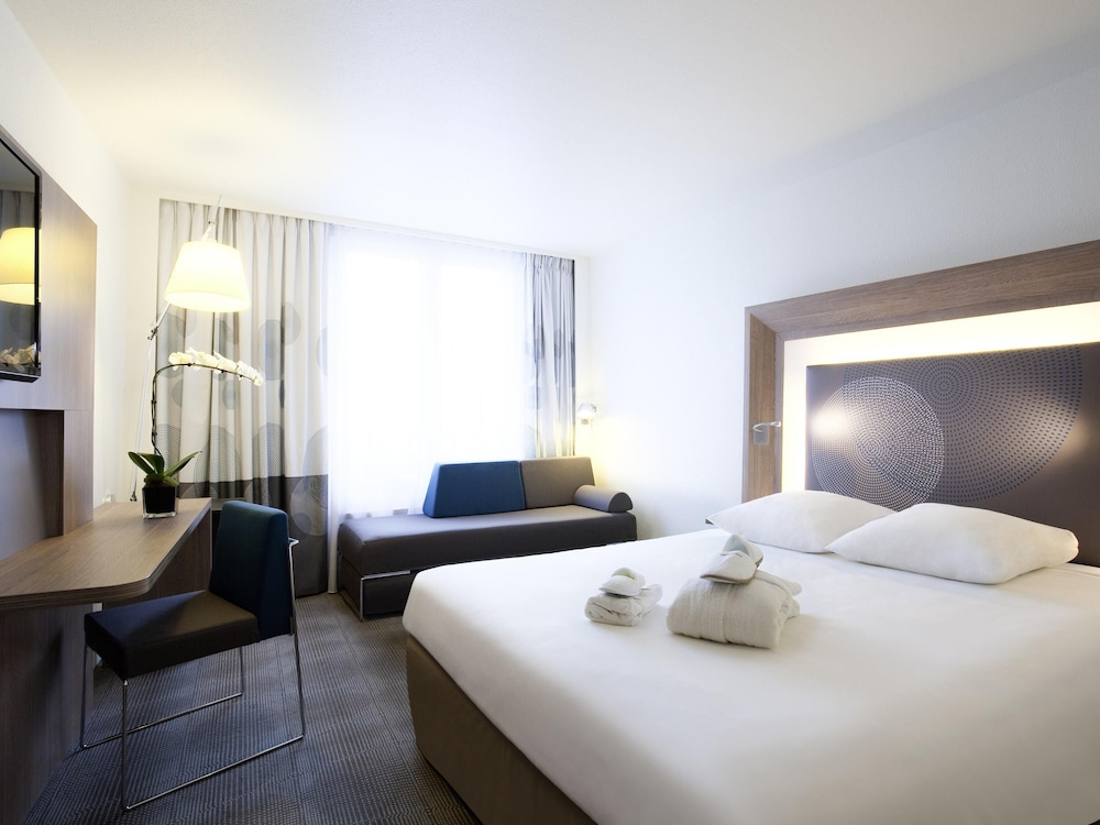 Habitación ejecutiva con cama queen size del hotel Novotel Hannover