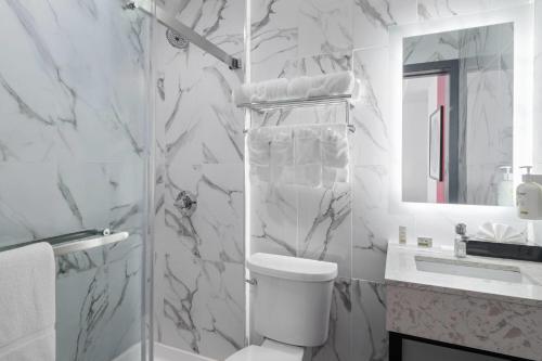 Habitación Doble con 2 camas dobles - No fumadores del hotel Ramada by Wyndham Brooklyn Near Flatbush. Foto 4