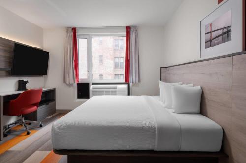 Habitación - 1 cama extragrande - No fumadores del hotel Ramada by Wyndham Brooklyn Near Flatbush. Foto 2