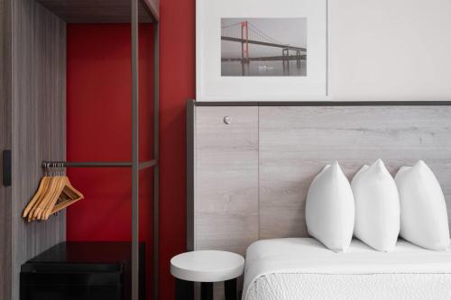 Habitación - 1 cama extragrande - No fumadores del hotel Ramada by Wyndham Brooklyn Near Flatbush. Foto 3